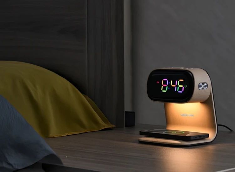 Прикроватные часы / часы с беспроводной зарядкой /Доставка 24/7