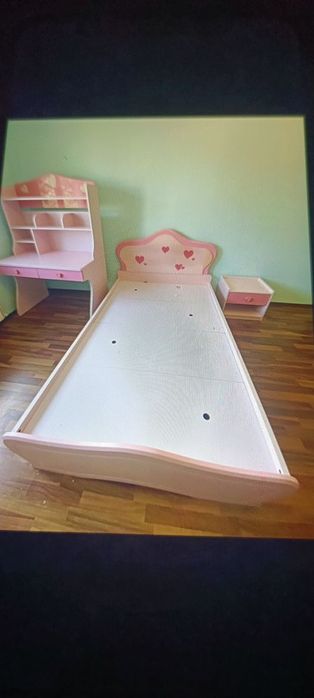 Vând dormitor fete roz stare foarte buna