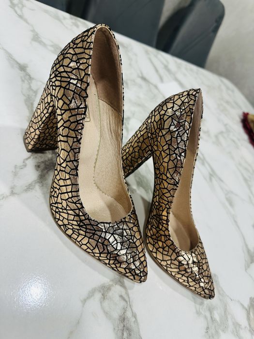 Pantofi stiletto aurii