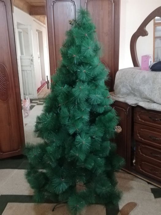 Archa oyinchoq chiroqi bilan