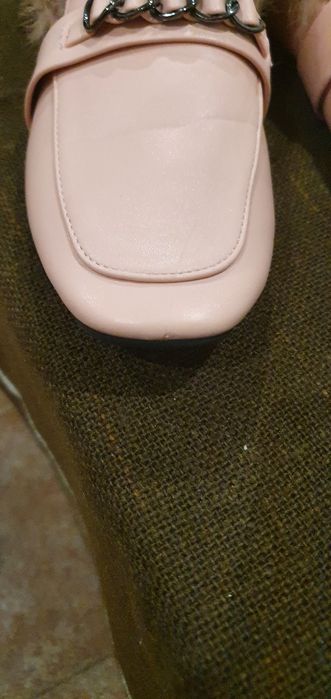 Нови модерни обувки