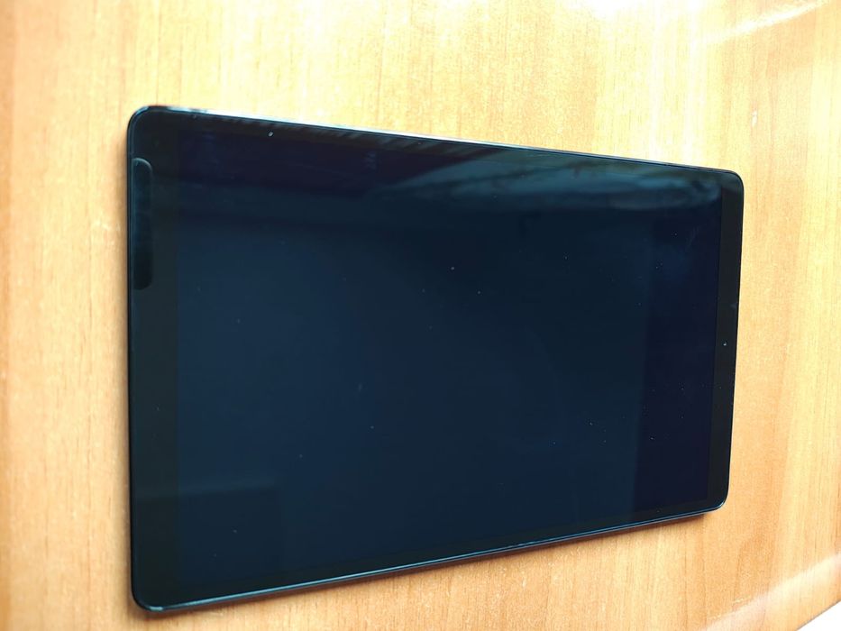 Tableta Samsung 10" cu slot de card si sim  + husa protectie in stare