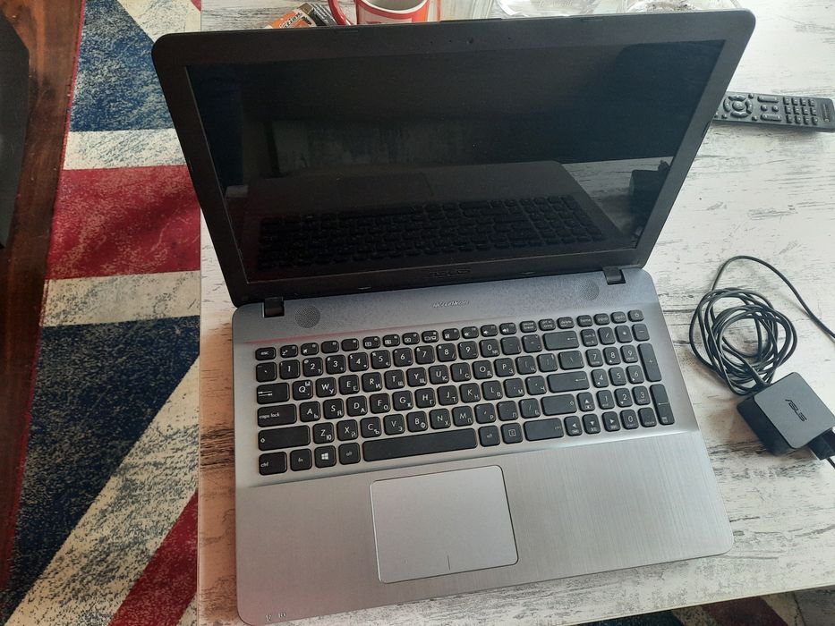 Лаптоп с проблем със дъното