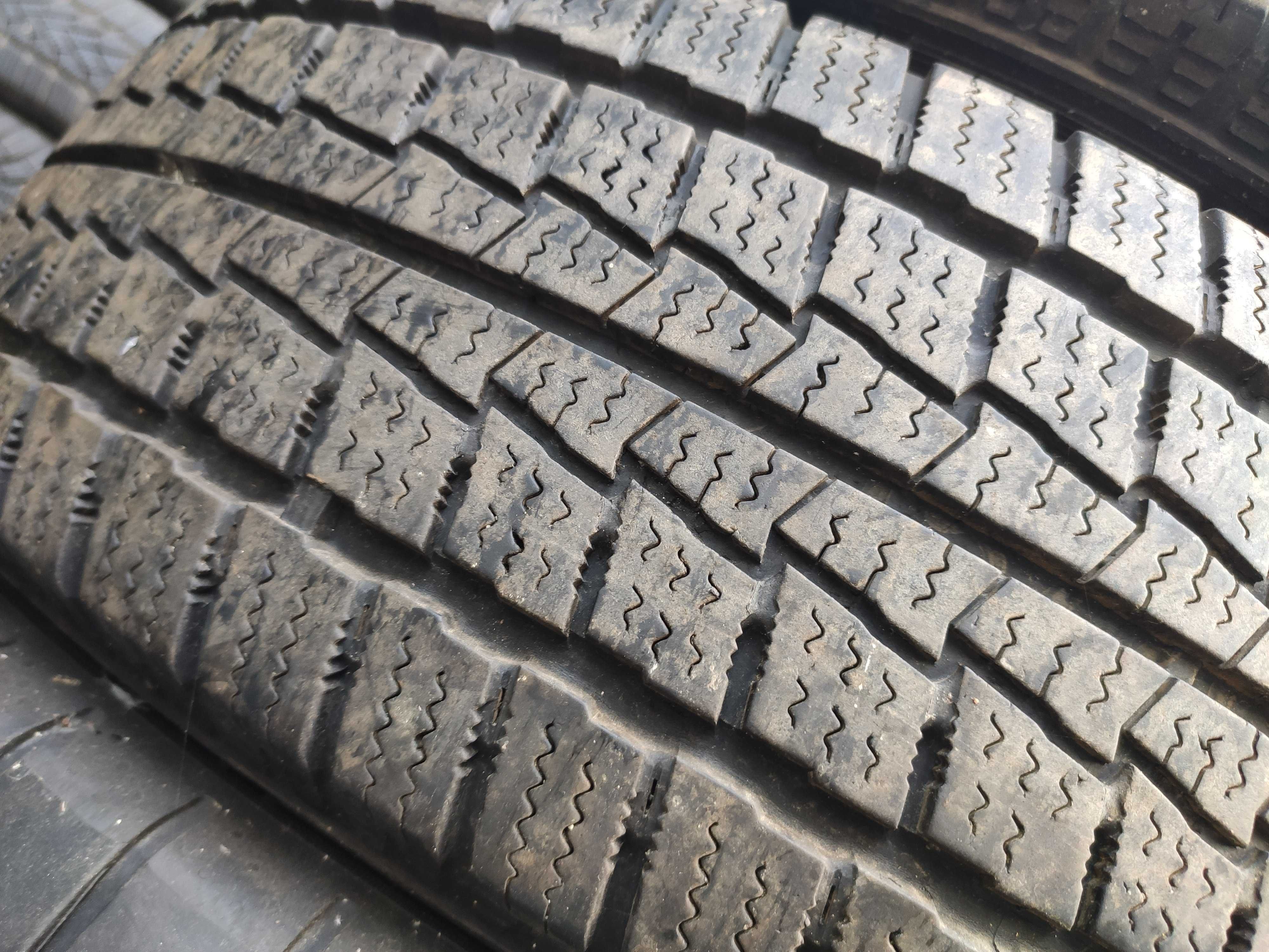 2бр Зимни гуми за БУС 205 70 15 С - Hankook