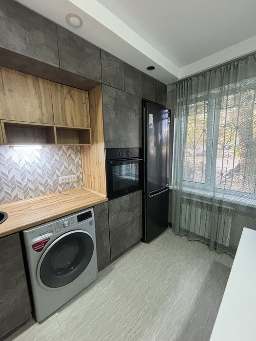 Продам 4-комнатную квартиру в Конаеве (1-й микрорайон, дом 28)