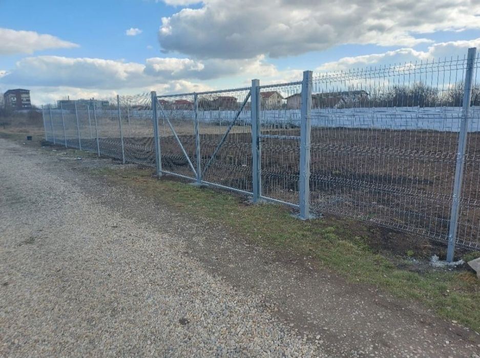 Gard. Din sipca metalica plasa bordurata.