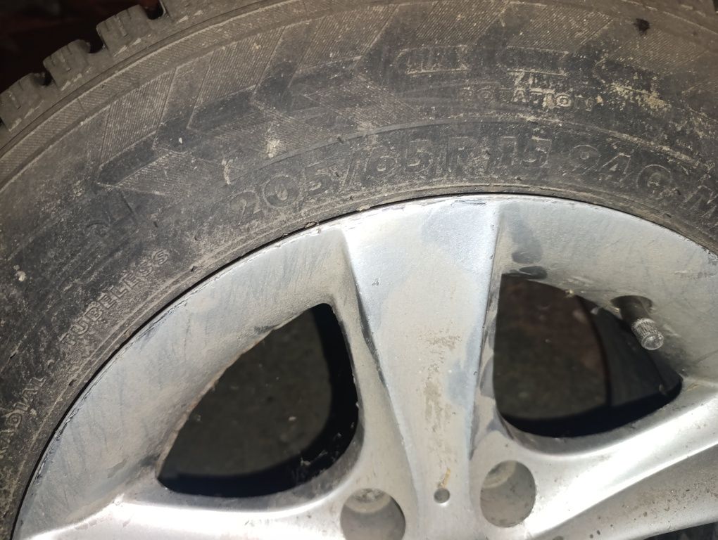2 колеса зимние,шипы R15 торг
