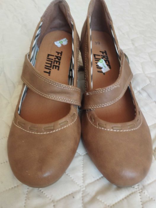 Дамски кожени обувки 37-38 (за по слаб крак)  6 лв.