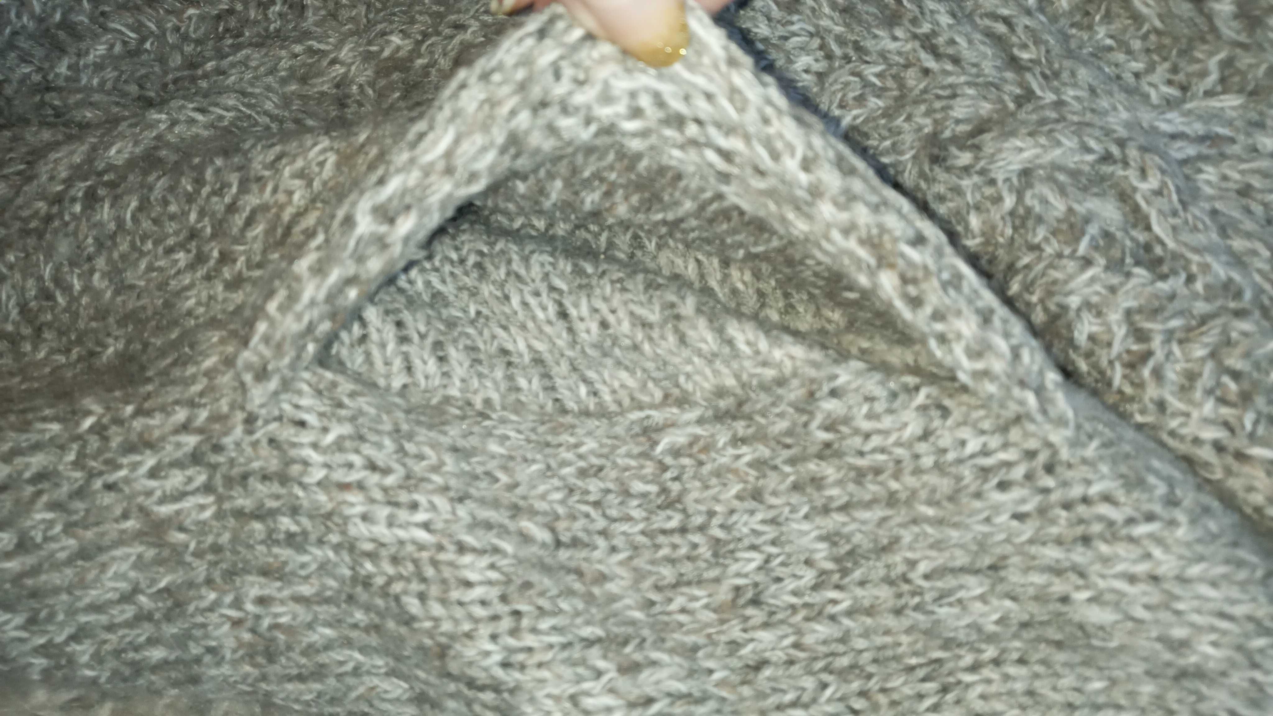 Ръчно плетена жилетка с цип, джобове и качулка.