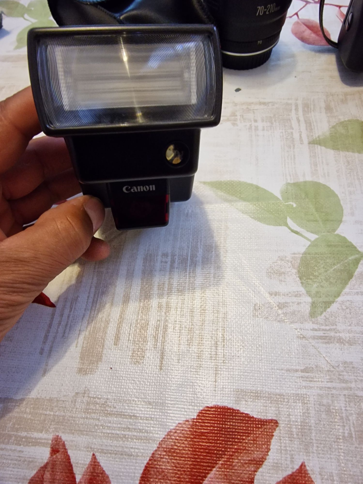 Продава се фотоапарат CanonEOS 650