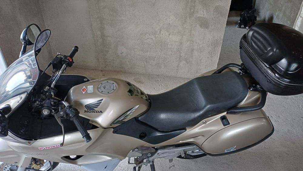 Honda Deauville 650 vând sau schimb cu mașini de Anglia