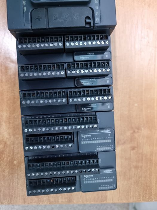 Schneider TM241CE40T, TM4ES4, TM3AI8, TM3DM24R.