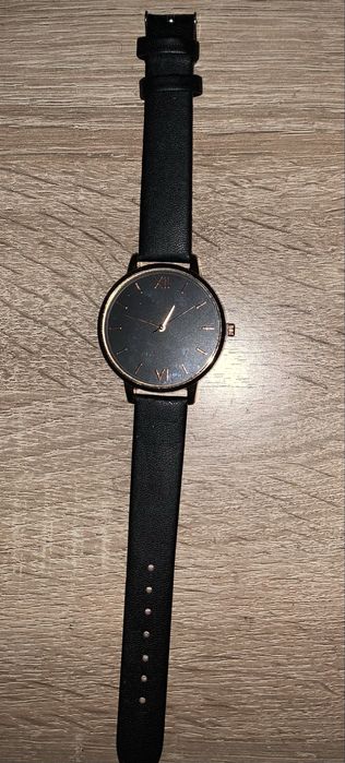 Часы наручные кварцевые,универсальные