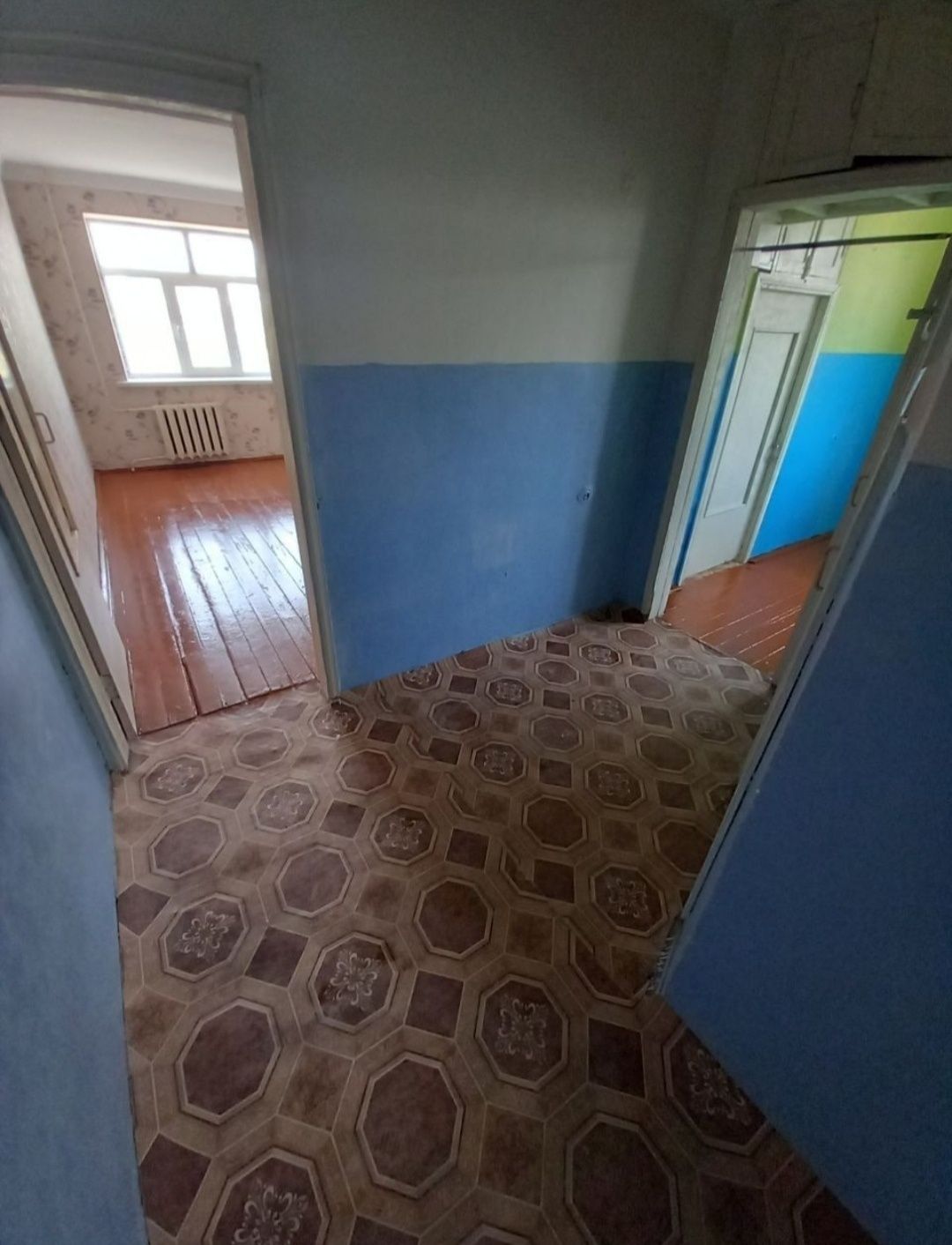 Muborak tumanidagi 2 xonali kvartira sotiladi.