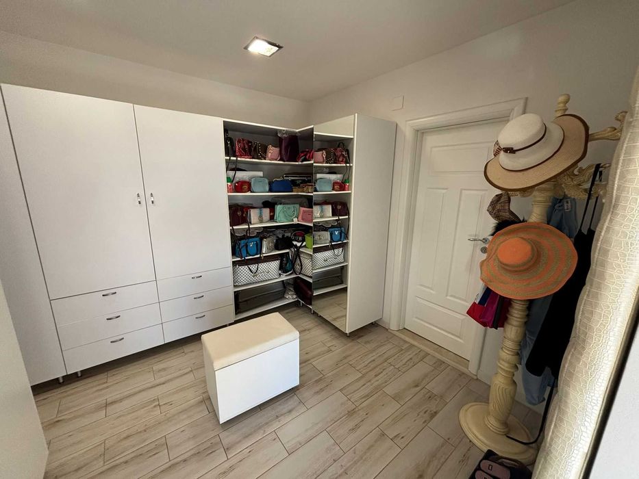 Proprietar-vilă foarte spațioasă   mobilată și utilată  7 dormitoare.