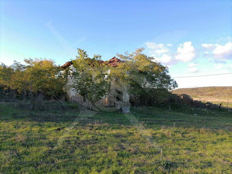 Парцел с двуетажна постройка за ремонт  в село Манастир- 94629