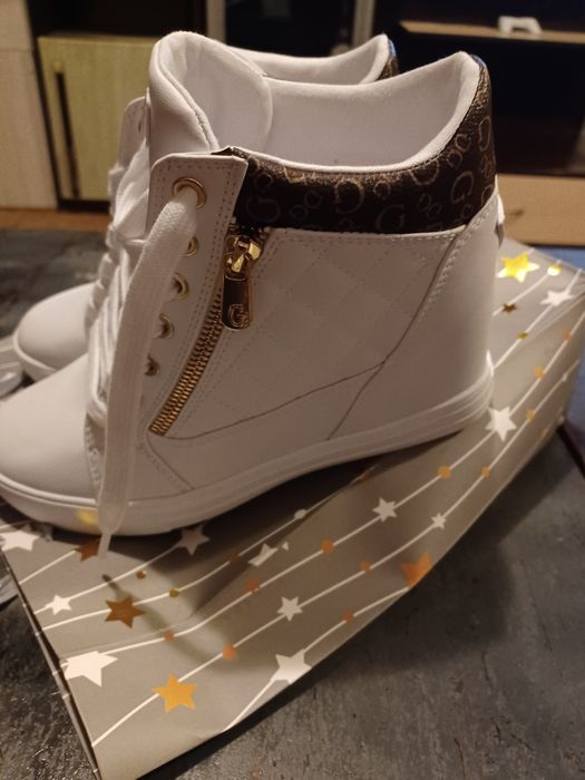 Нови маратонки на маркатаGUESS