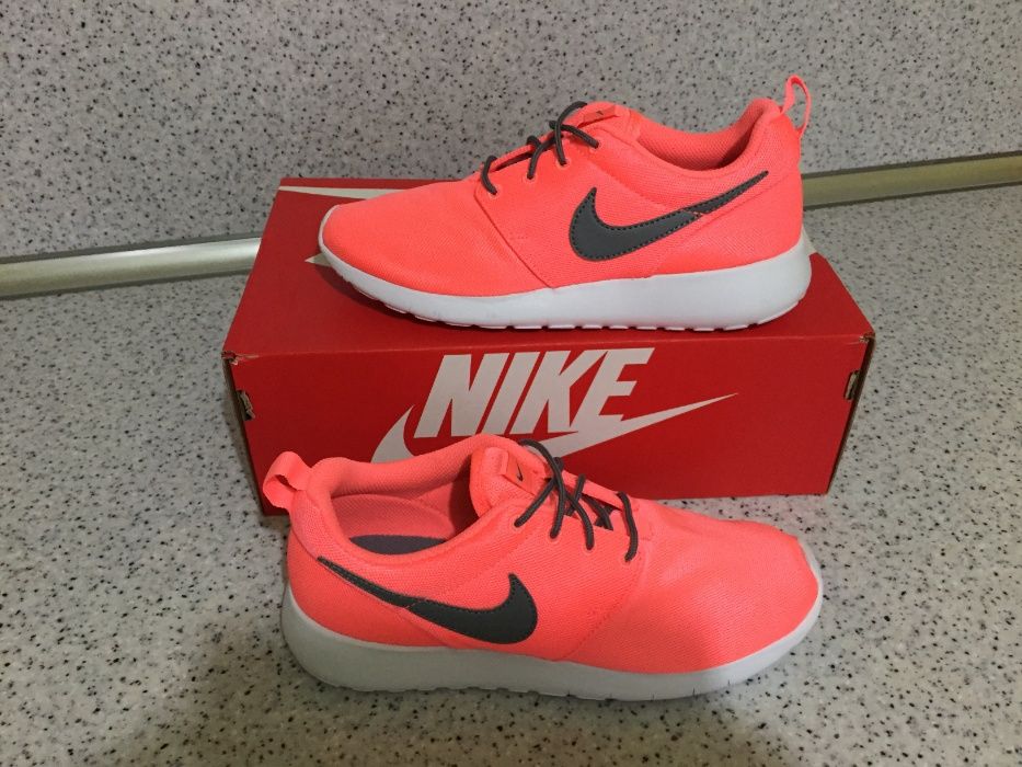 НОВО *** Оригинални NIKE Roshe One Lava Glow/Cool Grey White