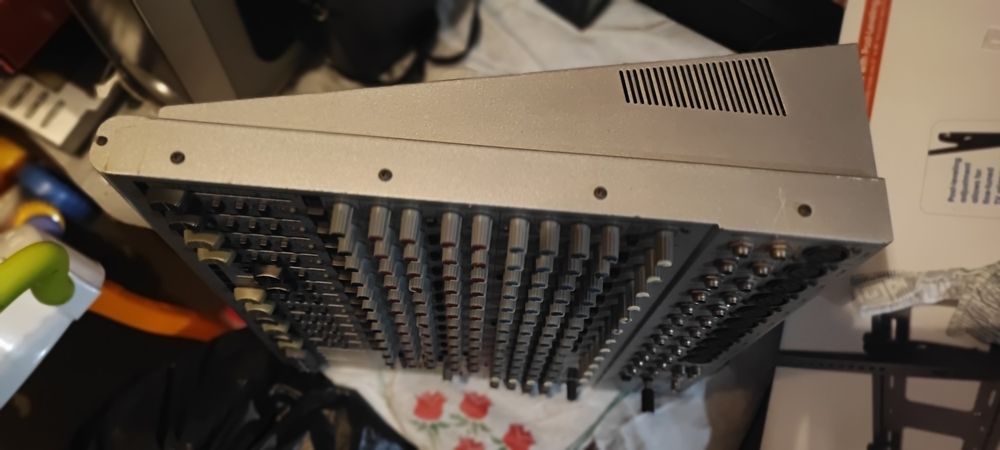 Behringer,24-входа,16канален-UB2442FX-PRO