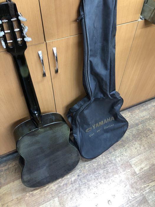 Продам гитару с чехлом