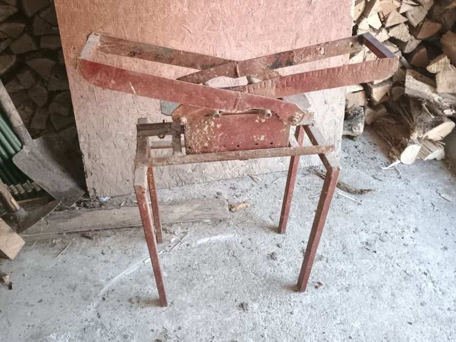 Presa peleți  din carton și rumegusi pentru soba și semieie