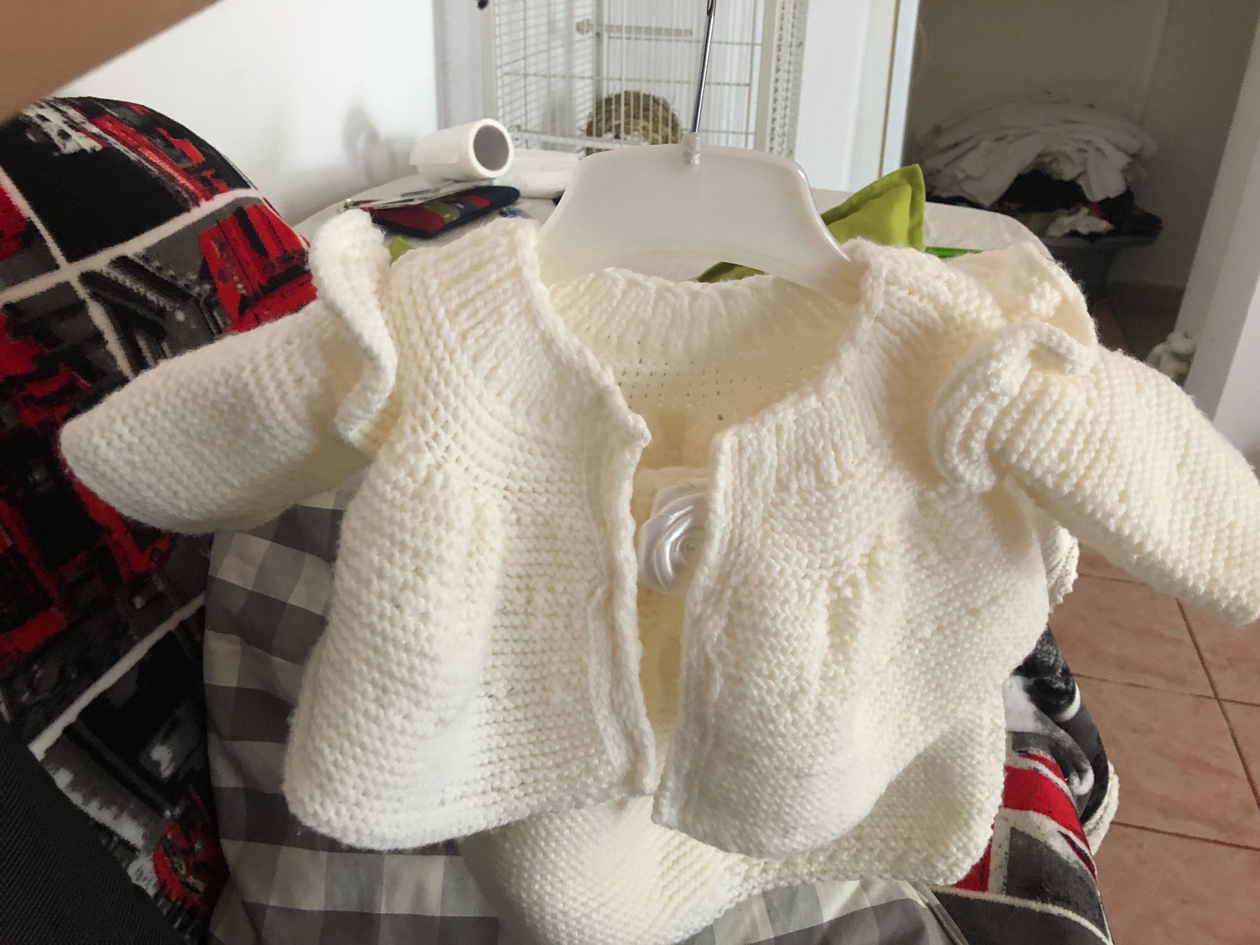 Hăinuțe tricotate manual pentru fetite