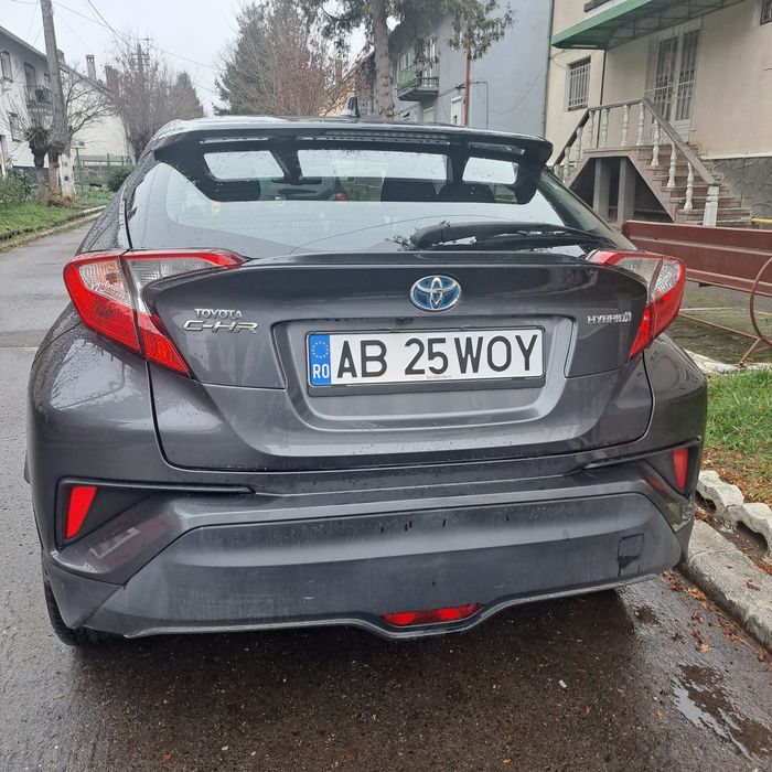 Vând Toyota C-HR hibrid