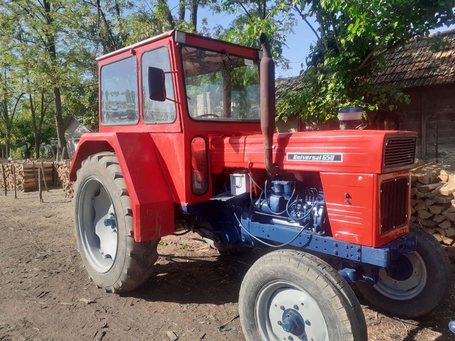 Tractor Universal 650 UTB/ Perfect functional, reconditionat complet.