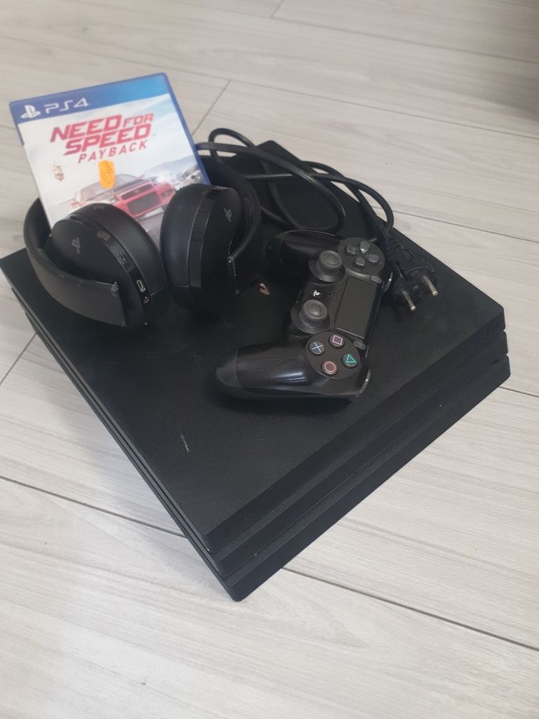 Ps 4 pro + 1 manșă + căști  slim clasic