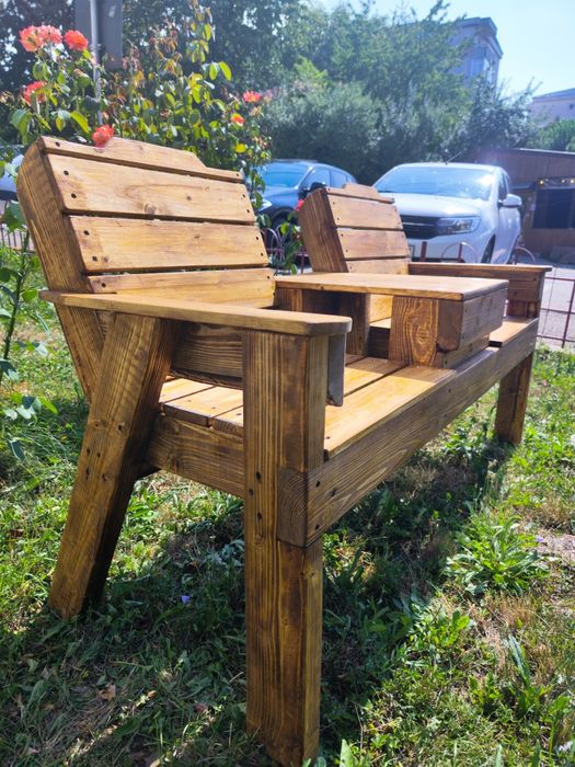 Bancă din lemn masiv pentru două persoane, cu masă integrată