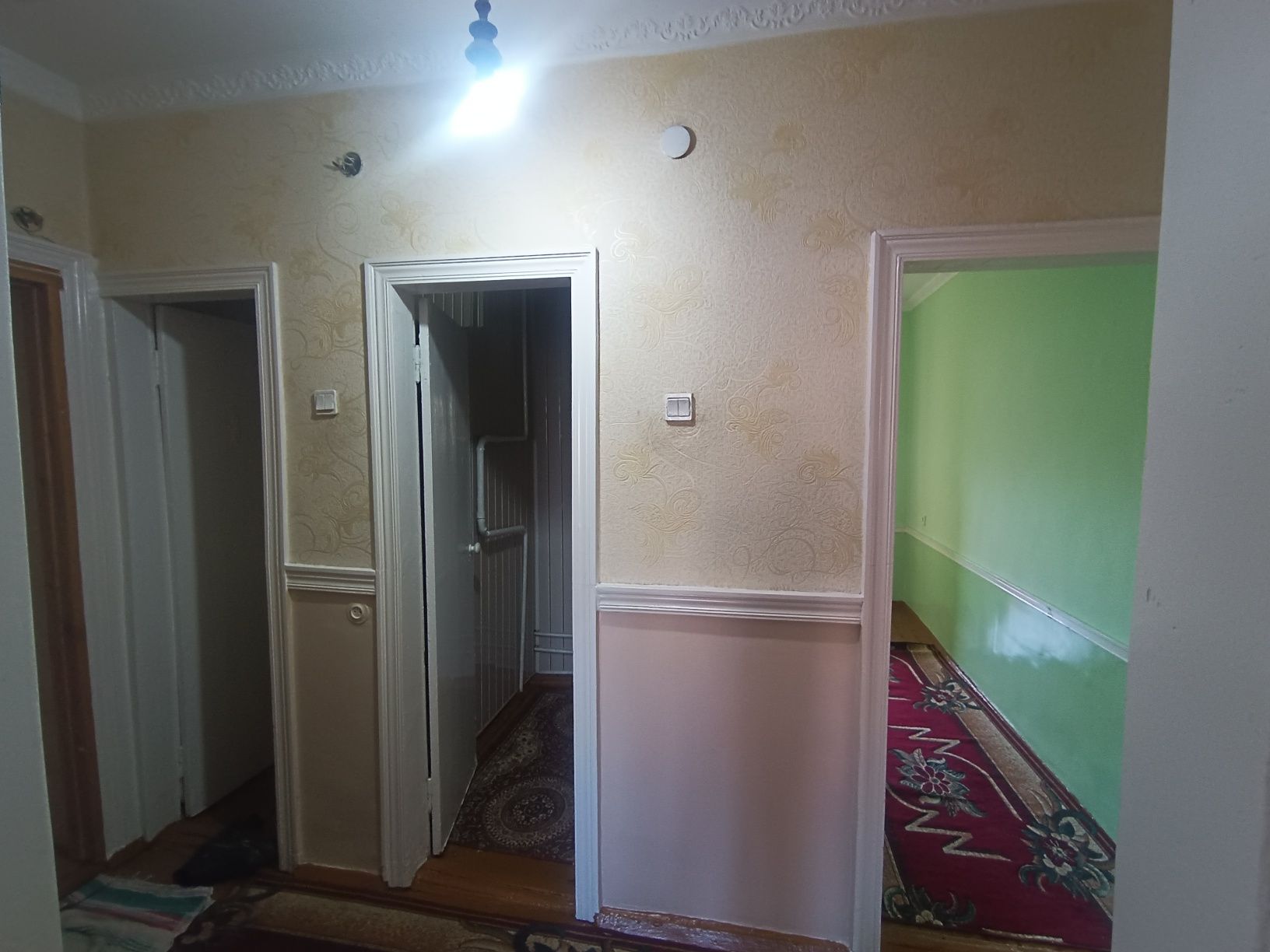 Dom sotiladi 86 kv 3 xonali hamma sharoiti bor jixozlari qoladi