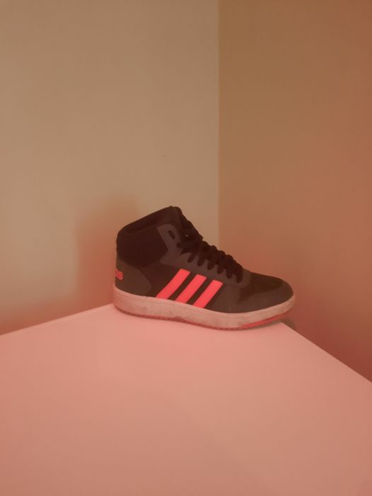Adidasi adidas pentru baschet