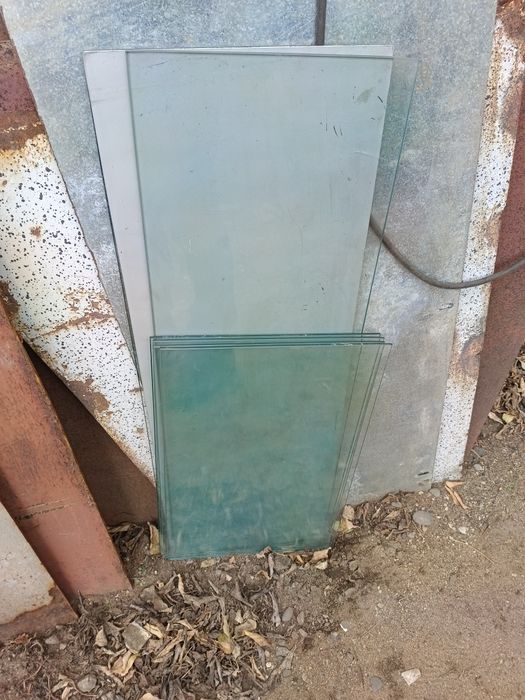 Отдам даром стеклянные полки и зеркало от мебели