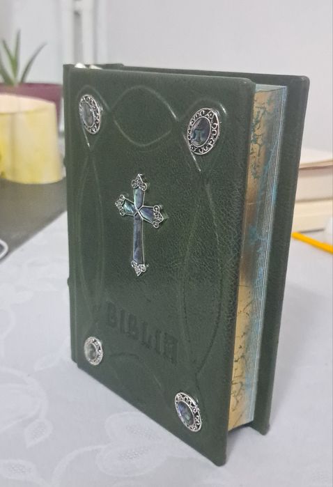 Biblia 053 – ediție de lux, piele naturală cu accesorii metalice
Descr