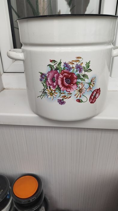 Эмалированные кастрюли