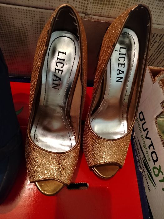 Продавам дамски обувки с висок ток