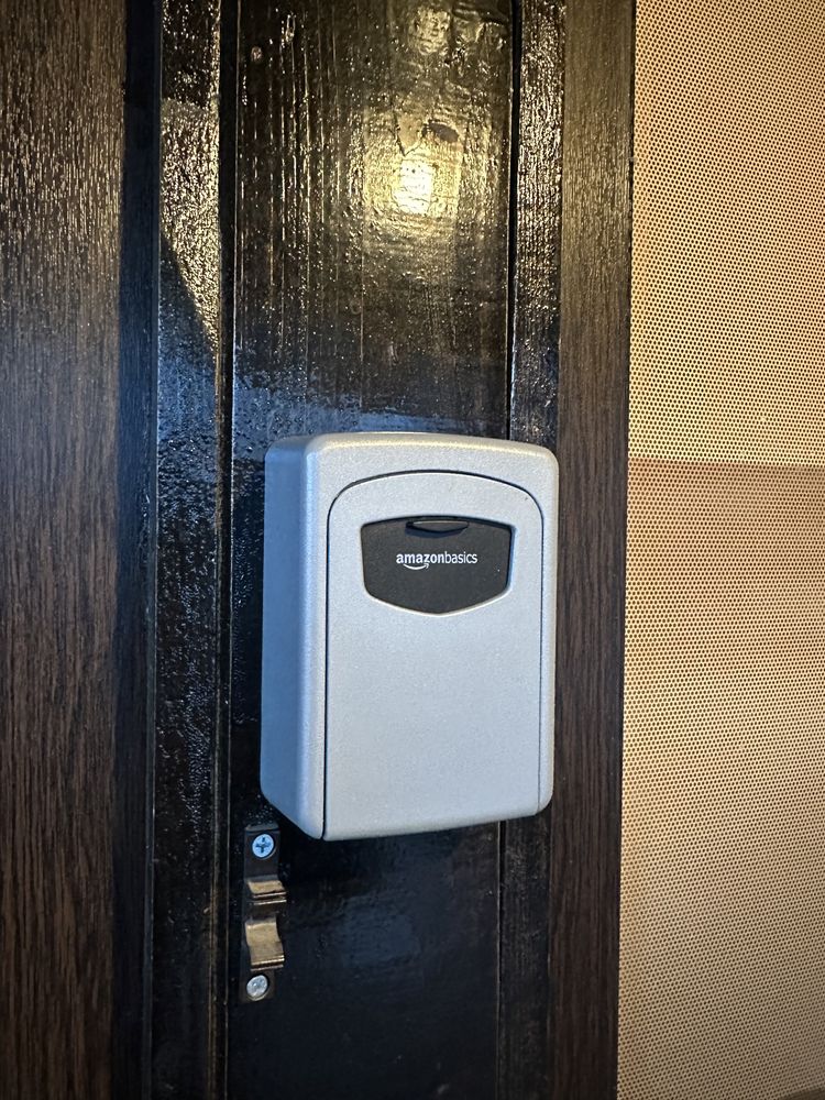 Amazon Box Key / locker Airbnb