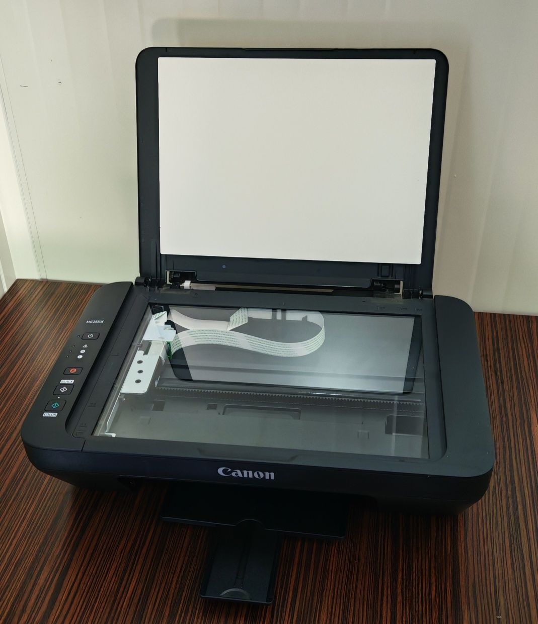 Продавам почти нов принтер Canon Pixma MG2550S