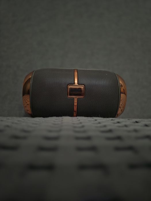 Колонка в хорошем состоянии. Динамики просто отличные.