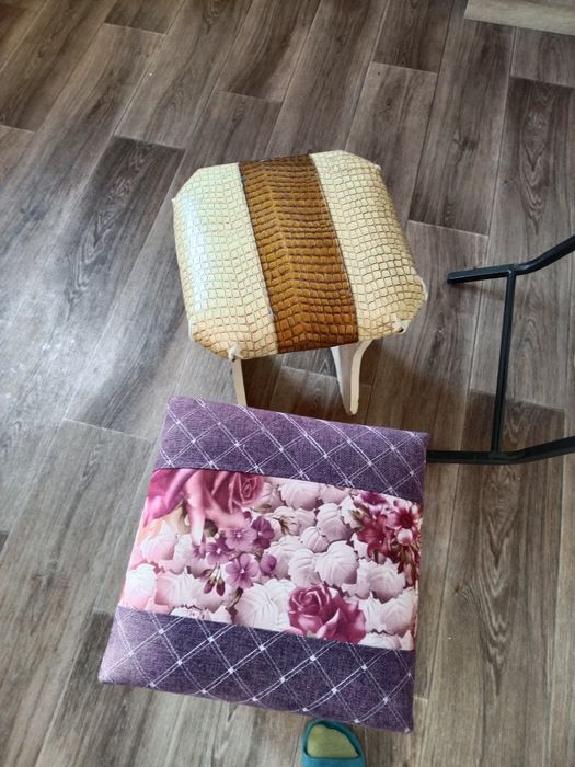 Табуретки разные 2 шт на кухню