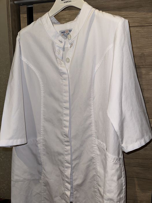 медицинский халат и колпачок