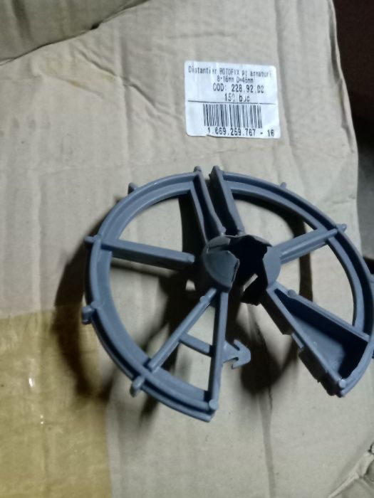 vand distantieri plastic ptr. fier beton 35 lei cutia de 150 bucati