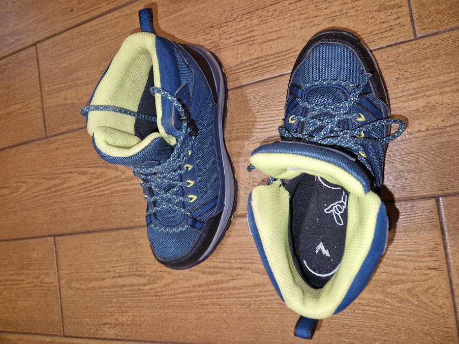 2* 75 lei/ perechea : Bocanci și trekeri = pantofi piele nr 35. Fete