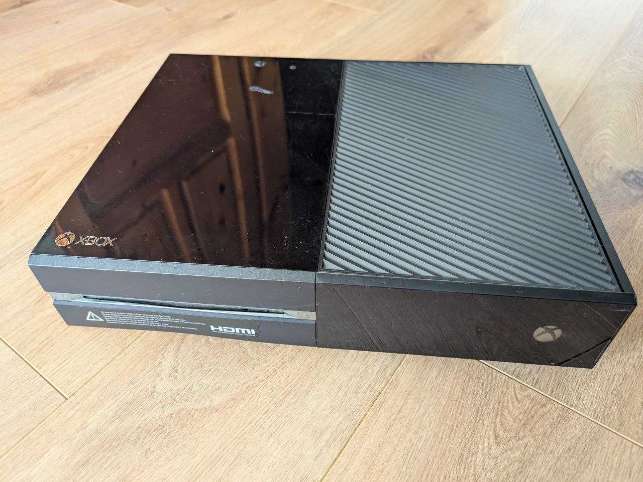 Xbox One с 2 джойстика и 5 игри
