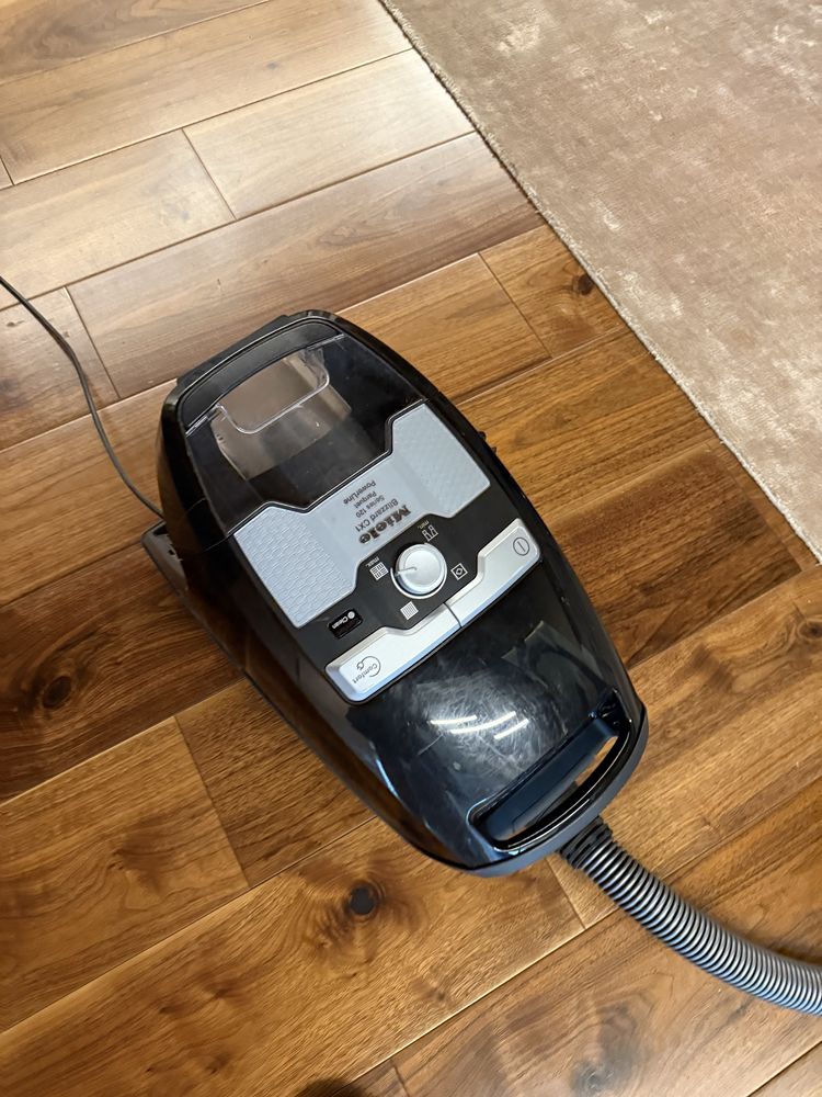 Прахоасмукачка Miele Blizzard CX1 ползвана около 1 г