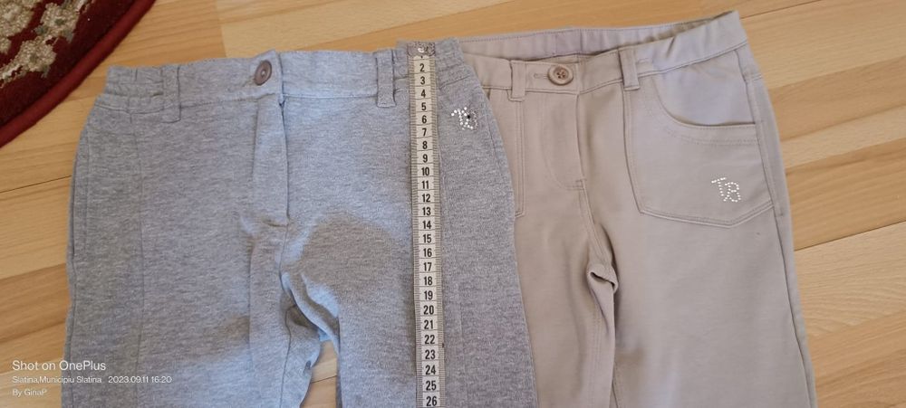 Vând pantalonasi fetite.