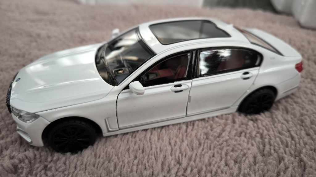 Macheta BMW seria 7, model 760, noua, metalica, scara 1:24