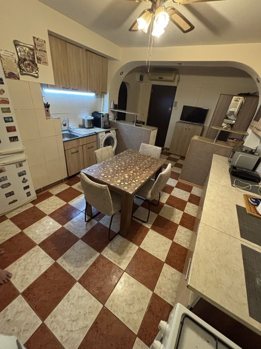 Vând apartament cu 3 camere, decomandat, Amaradia, langa Energetic