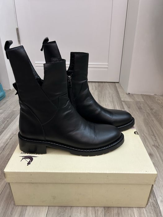 Продам осенние кожанные сапоги 40 размер