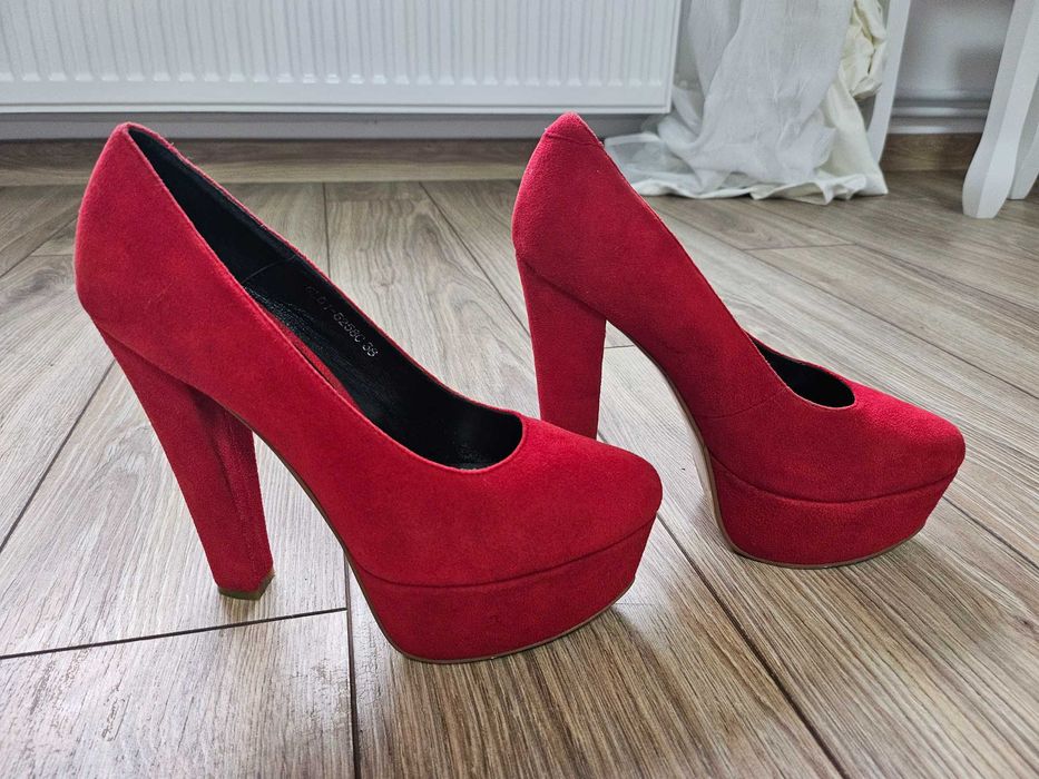 Pantofi din piele intoarsa cu platforma